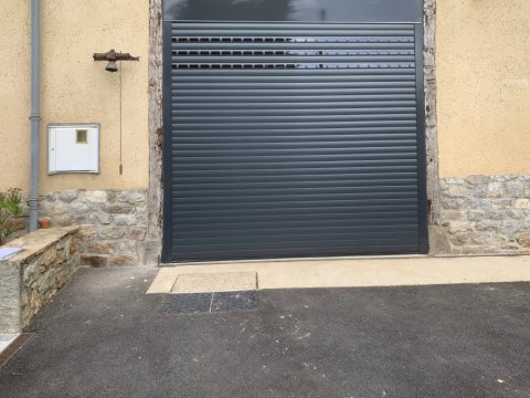 Pose de porte de garage à enroulement motorisée en alu Rennes