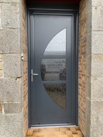 Artisan menuisier pour la pose et l'installation de porte d'entrée en alu Bruz