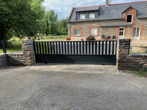 Pose et installation de portail extérieur par Artisan Menuisier  à Rennes 