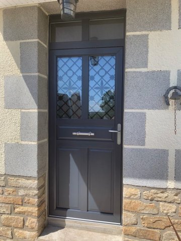 Changement de porte d’entrée par un artisan menuisier à Saint Grégoire 