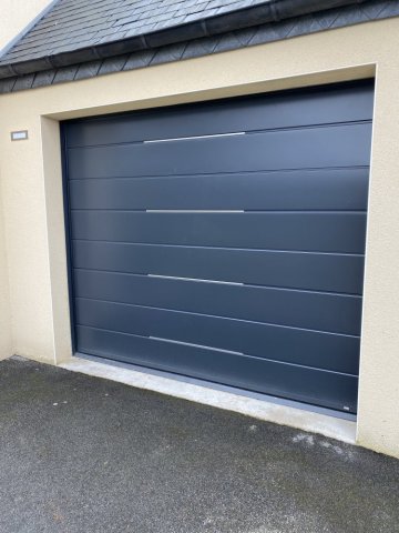 Pose de porte de garage moderne et design en aluminium Bruz