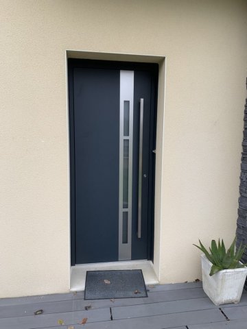 Pose et installation de porte d'entrée en alu à Saint-grégoire