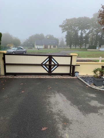 Pose et installation de portail coulissant motorisé en alu à Bruz