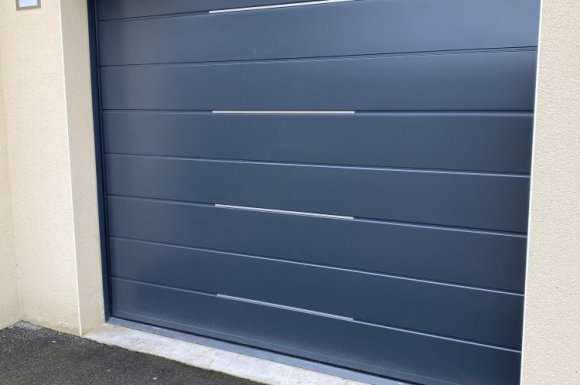 Pose et installation de porte de garage sectionnelle motorisée à Saint-Grégoire