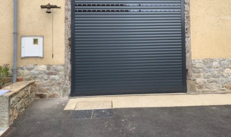 Pose de porte de garage à enroulement motorisée en alu Rennes