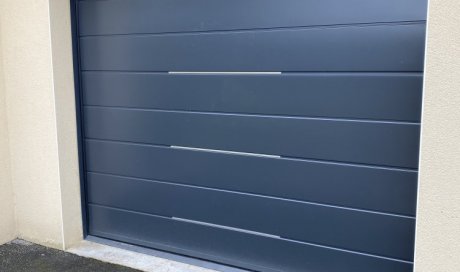 Pose de porte de garage moderne et design en aluminium Bruz